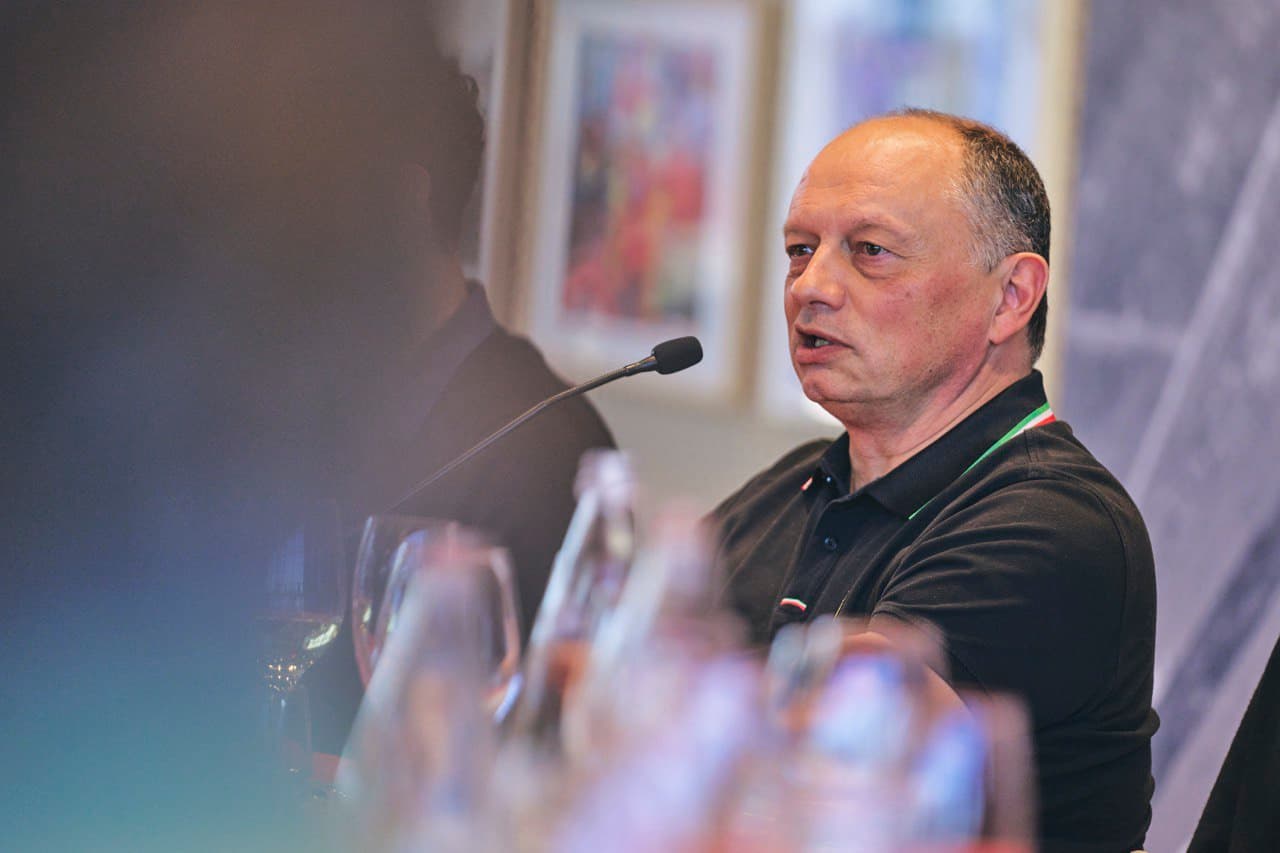 Vasseur: "Queste auto si sposano poco con lo stile di guida di Leclerc, ma Charles è molto sveglio e ce la farà"