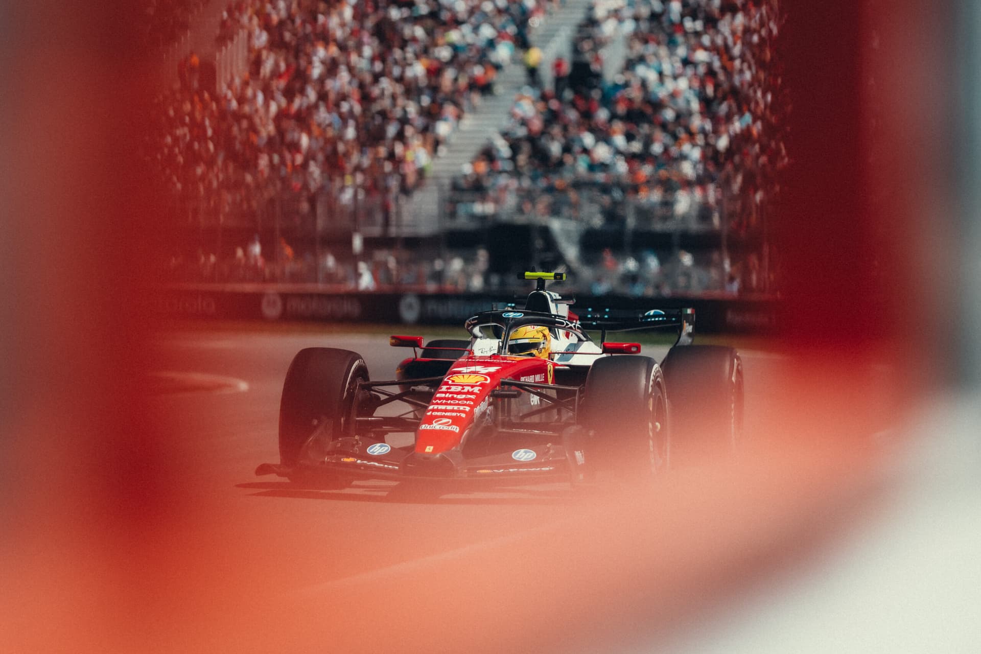Hamilton: "Ferrari viene da tanti anni complicati, la voglio riportare al vertice"
