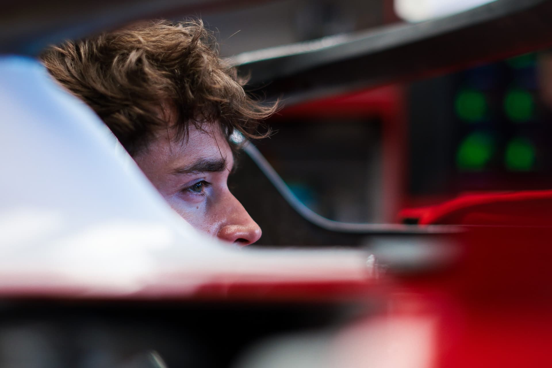 Leclerc: "Mondiale aperto, non ho mai visto una Ferrari così spinta al limite"