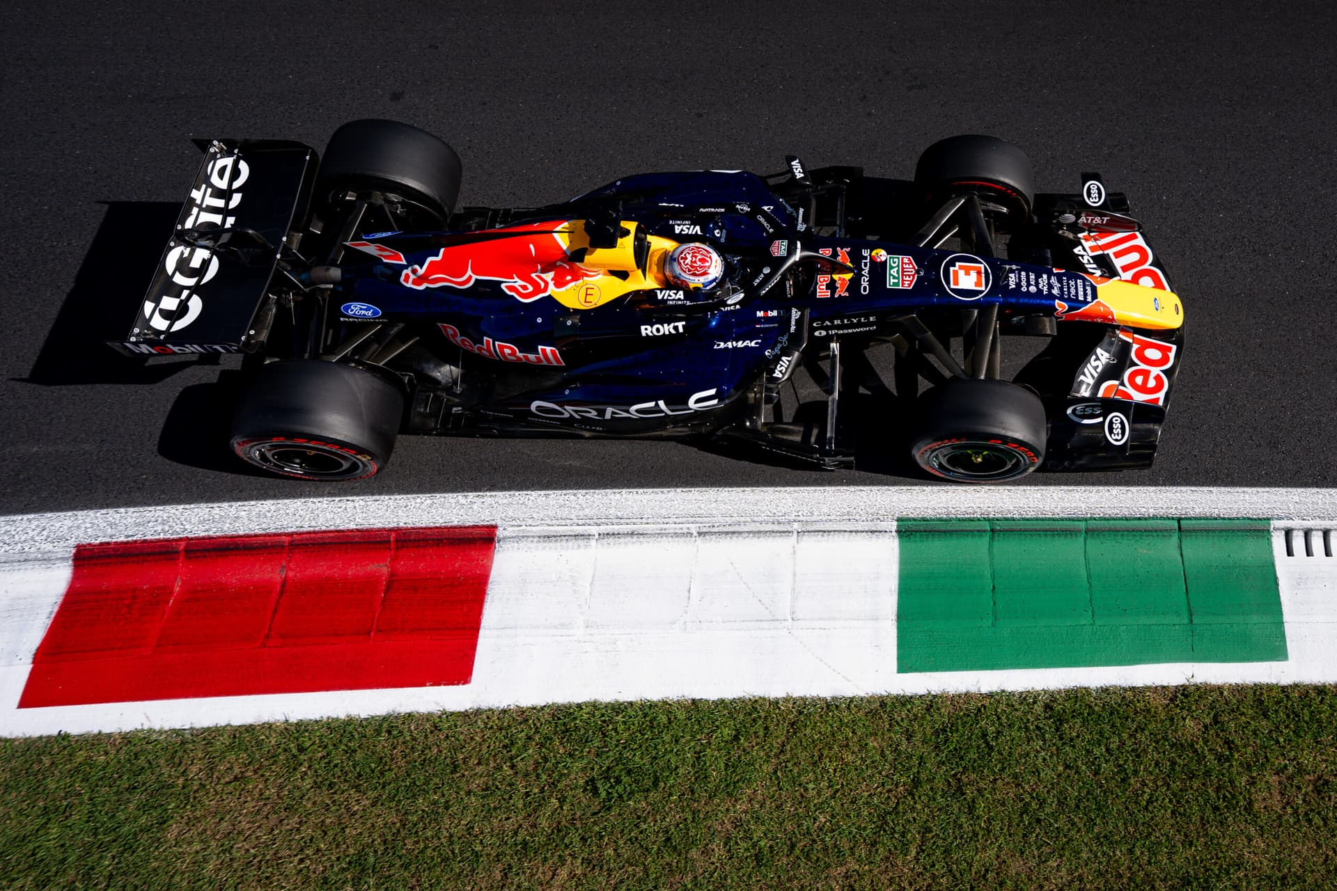 Verstappen: "Impossibile tenere il passo con la potenza erogata dalle auto motorizzate Mercedes"